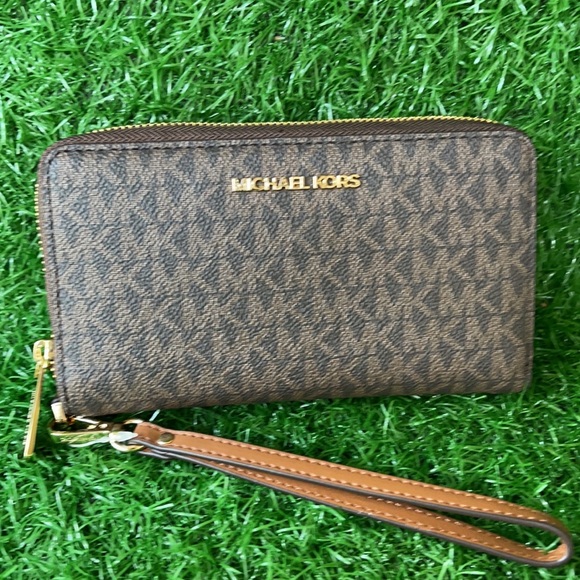 Michael Kors Jet Set Travel Lg Flat Multifunctional Phone Case-Wristlet-Wallet